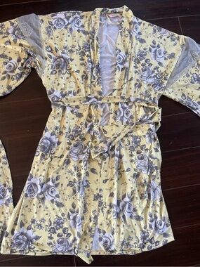 La vie en Rose Yellow Floral Satin Robe with Gray Rose Print